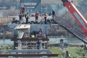 В Станице Луганской начался монтаж второй металлоконструкции моста