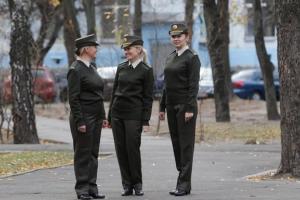 Появились пальто оверсайз: в Украине радикально изменили форму для женщин-военных