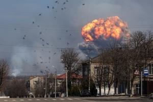 Слышны взрывы и видно дым: В Харьковской области гремят взрывы на складе боеприпасов