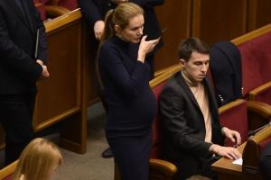 ​Нардеп от "Слуги народа" устроила скандал в Раде из-за задержания мужа