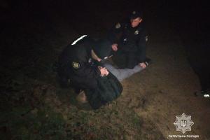 Стрелял по домам и авто: В Рубежном патрульные задержали пьяного мужчину с оружием