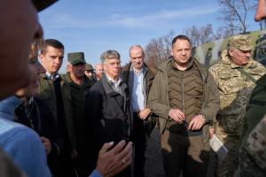 Западные послы посетили район разведения сил возле Петровского и Золотого