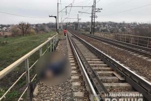 Под Харьковом потоком воздуха под поезд затянуло мужчину