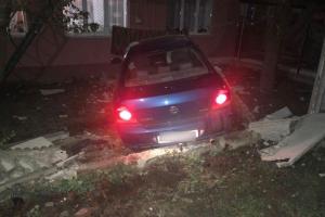 Сбил пешехода и влетел в жилой дом: В Киеве произошло смертельное ДТП
