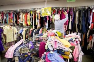 Запретить "секонд-хенд": в Украине объявляют "войну" сомнительной одежде