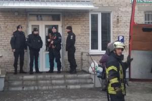 В Северодонецке полицейские эвакуировали детей и врачей детской поликлиники