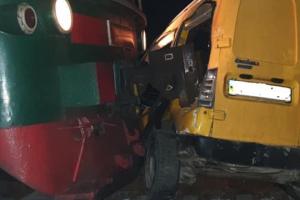 За секунду до смерти: полицейские спасли водителя из застрявшего на путях автомобиля