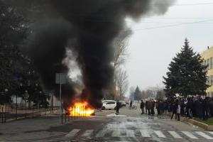 Жгут шины под зданием полиции: в Каховке начались протесты из-за резонансного убийства