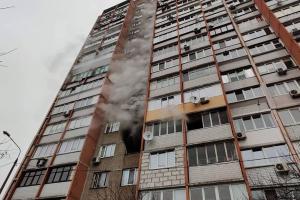 В Киеве произошел пожар в многоэтажке: пожарные спасли женщину