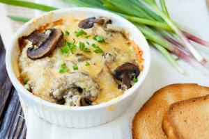 Французская горячая закуска – грибной жульен с курицей 