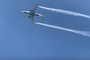 В США самолет сбросил топливо над школой: пострадали около 60 человек