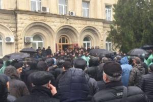 "Выбили окна и двери": В Абхазии протестующие начали штурм здания "администрации президента"