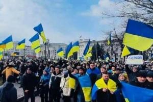 Мирный митинг в Херсоне: оккупанты применили слезоточивый газ, есть пострадавшие