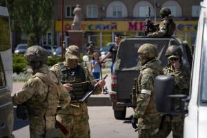 Заради розваги: у Мелітополі окупанти переїхали авто з жінкою за кермом