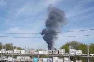 В Макеевке горит нефтебаза: в сети опубликовали фото и видео пожара