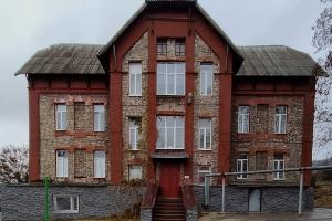 У мережі з'явилося відео наслідків обстрілу гімназії у Лисичанську
