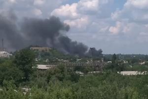 На улицах Донецка валяются боеприпасы после взрыва склада в "КАМАЗ центре": видео