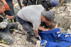 З-під завалів у місті Часів Яр дістали живого чоловіка, відео