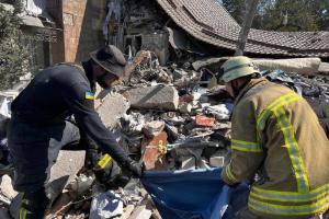 У Бахмуті окупанти обстріляли готель, є загиблі та поранені