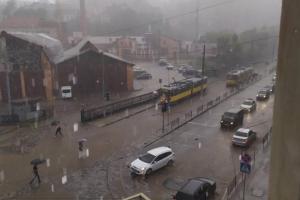 Шукайте своє авто за течією: Вулиці Львова затоплені через негоду