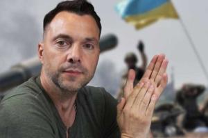 Арестович: Готовится документ, упрощающий выезд за границу мужчинам