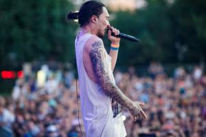 Российский рэпер на концерте в Казахстане почтил память погибших украинцев