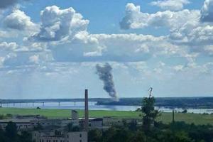 В окупованому Херсоні пролунали вибухи: повідомляють про стовп диму біля Антонівського мосту