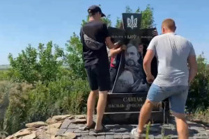 Воюют с памятниками: на Донбассе оккупанты уничтожили памятник Василию Слипаку