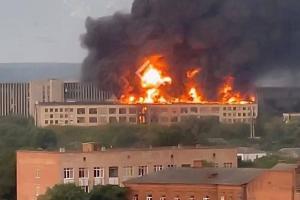 В Харькове сообщают о масштабном пожаре - горит здание промышленного предприятия
