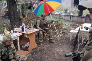 "Хоть бы клеенку сменили": На фото с оккупантами житель Луганщины узнал личные вещи