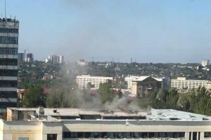 Донецк под обстрелом: очевидцы публикуют кадры пожара в центре города