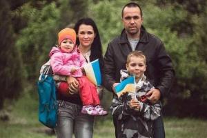 Герой из Никополя: стало известно имя замученного в Изюме бойца с сине-желтыми браслетами на руке