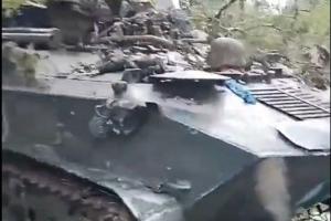 На Харьковском направлении военные ВСУ нашли могильник сожженной российской бронетехники, - СтратКом