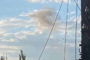 "Пыль с потолка посыпалась": В Мариуполе прогремел взрыв, дым виден с разных частей города