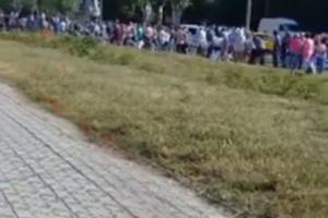 Не для слабых духом: Жители Лисичанска показали, какие очереди необходимо отстоять за булкой хлеба
