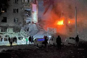 Оккупанты снова ударили по жилому дому в Запорожье: появились фото и видео ночного обстрела