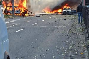 У центрі Києва горять машини, є жертви