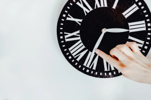 Перевод часов 2022: Украина переходит на зимнее время