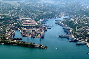 Рейд в Севастополе временно перекрыт, паромы и катера через бухту не ходят, - росСМИ