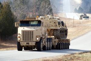 Німеччина передала Україні додаткові танкові тягачі Oshkosh