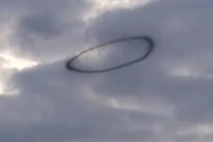 "Инопланетное вторжение": Очевидцы сняли на видео непонятное черное кольцо над Вьетнамом