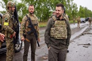 "Ми просуваємося вперед": Зеленський виступив у Херсоні перед військовими