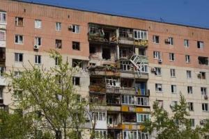 В Северодонецке оккупанты взламывают двери, чтобы произвести замеры окон