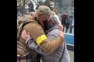 "Бабуля, це я!": У мережі показали зворушливе відео зустрічі військових із родичами з Херсона