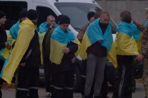"Солнце, я дома, я в Украине": Украина вернула из российского плена 19 пограничников