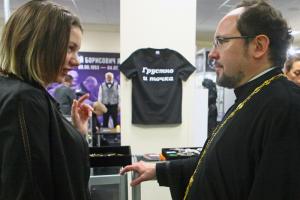 "Очень вовремя": В Москве проходит похоронная выставка