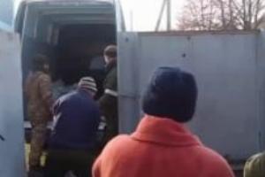 "Раздают людям по мешку угля и хвастаются": Жители Старобельска показали, чем оккупанты "кормят" российских телезрителей