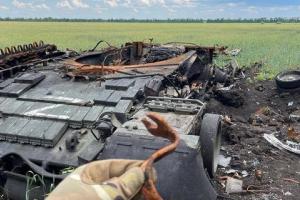 За сутки ВСУ ликвидировали около 710 оккупантов, 15 танков и самолет: потери врага на 8 ноября