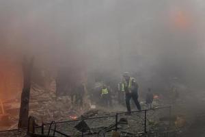 Появились фото последствий удара по жилому дому в Вышгороде, один человек погиб, один ранен