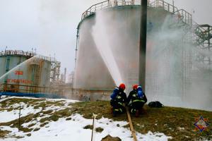 Білорусь не відстає від РФ: на заводі "Нафтан" спалахнула пожежа